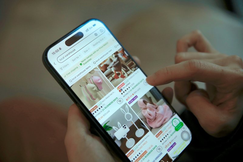 Un client parcourt une boutique en ligne sur son téléphone