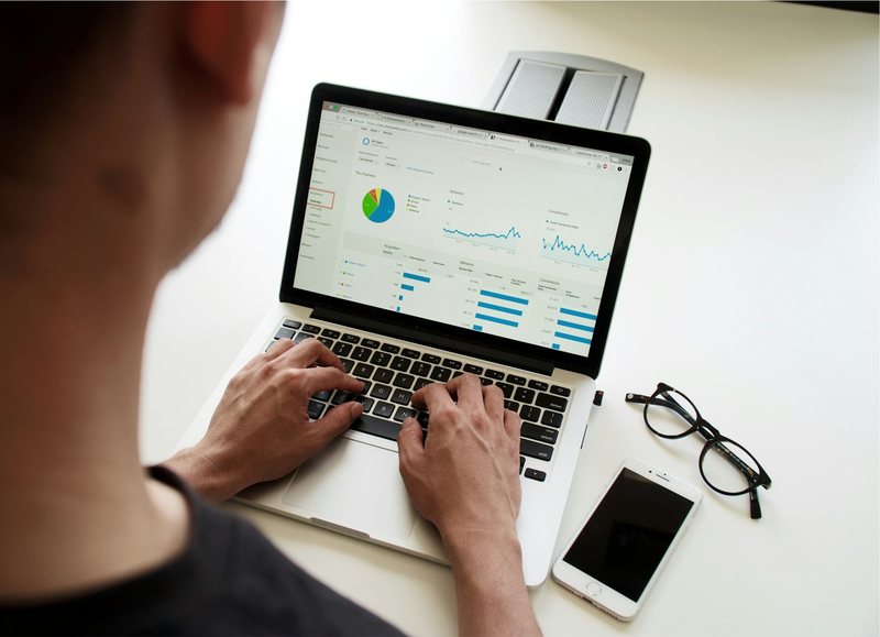 Travail sur ordinateur portable, graphiques à l’écran